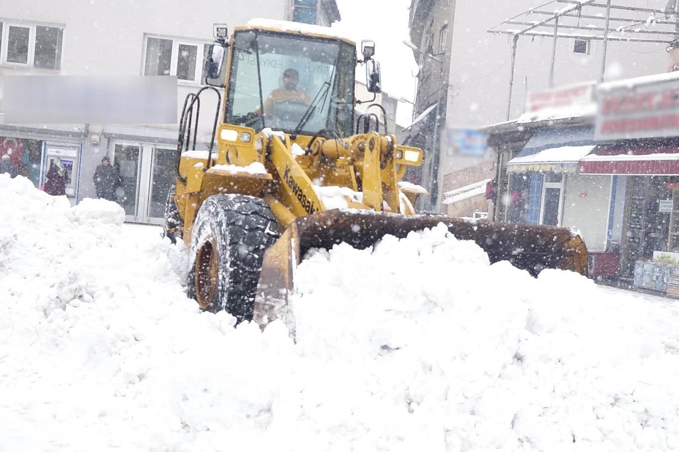 Bitlis’te kar yağışı: 174 köy yolu ulaşıma kapandı